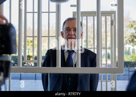 Foto Marco Bucco/LaPresse 11 Dicembre 2018 Firenze (FI) Italia  Cronaca  XXII Edizione del Meeting dei Diritti Umani al Mandela Forum. Nella foto: il Presidente della Regione Toscana Enrico Rossi all'interno di una ricostruzione della cella in cui fu detenuto Nelson Mandela  Photo Marco Bucco/LaPresse December 11, 2018 Florence (FI) Italy News XXII Edition of the Meeting for Human Rights at the Mandela Forum. in the pic: the President of the Tuscany Region Enrico Rossi in a reconstruction of the cell in which Nelson Mandela was detained Stock Photo