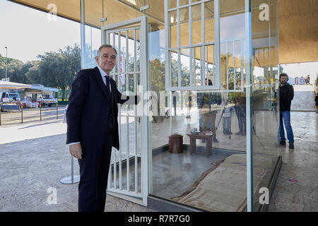 Foto Marco Bucco/LaPresse 11 Dicembre 2018 Firenze (FI) Italia  Cronaca  XXII Edizione del Meeting dei Diritti Umani al Mandela Forum. Nella foto: il Presidente della Regione Toscana Enrico Rossi vicino ad una ricostruzione della cella in cui fu detenuto Nelson Mandela  Photo Marco Bucco/LaPresse December 11, 2018 Florence (FI) Italy News XXII Edition of the Meeting for Human Rights at the Mandela Forum. in the pic: the President of the Tuscany Region Enrico Rossi near a reconstruction of the cell in which Nelson Mandela was detained Stock Photo