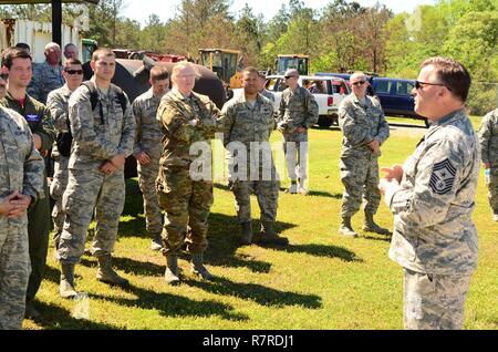 Chief Master Sgt. Robbie B. Knight, Command Chief Master Sgt. for the Mississippi Air National Guard welcomes Mississippi Air National Guardsmen to Camp Shelby Joint Forces Training Center.  The Guardsmen were participating in the state’s junior NCO orientation trip that enabled to see the type of Air National Guard training that is conducted at the training site.  The junior NCO’s from the 172d Airlift Wing, 186th Air Refueling Wing and 255th Air Control Squadron witnessed training at Camp Shelby’s air assault strip and air to ground range.  The Airmen also toured the training site’s museum t Stock Photo