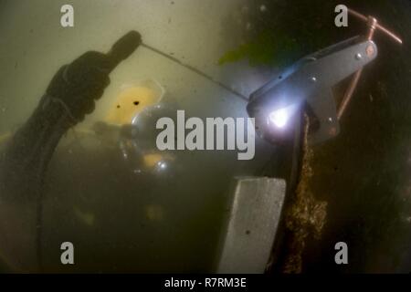 Builder 2nd Class David Perryman, assigned to Underwater Construction Team 2, welds zinc to a pier in Jinhae, Republic of Korea (ROK), as part of a low-visibility training evolution during exercise Foal Eagle April 5, 2017. Foal Eagle is an annual, bilateral training exercise designed to enhance the readiness of U.S. and ROK forces and their ability to work together during a crisis. The Sailors of Construction Dive Detachment Charlie are on the second stop of their deployment where they are conducting inspections, maintenance, and repairs of various underwater and waterfront facilities in supp Stock Photo