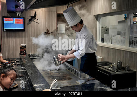 https://l450v.alamy.com/450v/r7rt4h/bbq-chef-cleaning-hot-plate-and-preparing-to-cook-by-pouring-water-over-the-cooking-hot-plate-japanese-steak-house-restaurant-thailand-r7rt4h.jpg