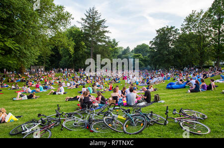 'Park Sounds', an event with electronic music and picnicking in the Stadtgarten Essen park, Essen, North Rhine-Westphalia Stock Photo