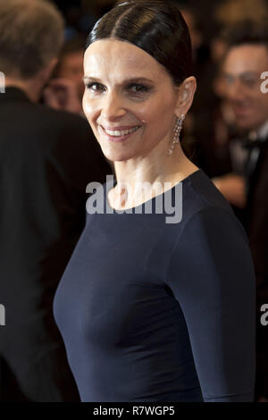Actress Juliette Binoche leaves the premiere of 'Slack Bay (Ma Loute)' during the 69th Annual Cannes Film Festival at Palais des Festivals in Cannes, France, on 13 May 2016. Photo: Hubert Boesl | usage worldwide Stock Photo