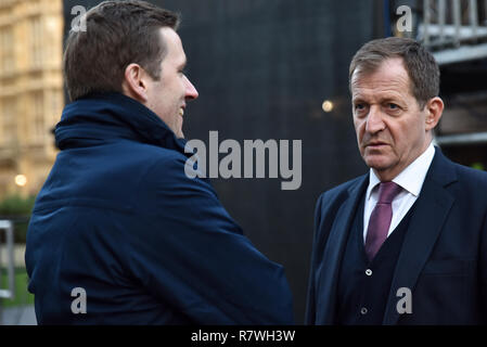 Houses of Parliament, Westminster, London, UK.  11th December 2018.  Politicians on college green on the day of the Meaningful Vote. Credit: Matthew Chattle/Alamy Live News Stock Photo