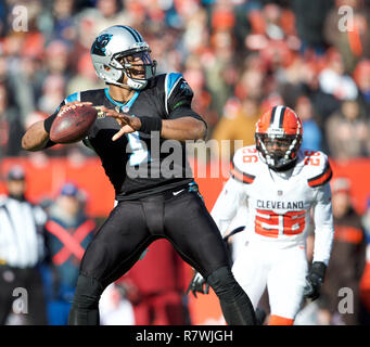 Cleveland, Ohio, USA. 9th Dec, 2018. Cleveland Browns tight end David Njoku  (85) and Carolina Panthers outside linebacker Thomas Davis (58) at the NFL  football game between the Carolina Panthers and the