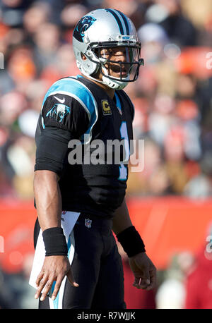 Cleveland, Ohio, USA. 9th Dec, 2018. Cleveland Browns tight end David Njoku  (85) and Carolina Panthers outside linebacker Thomas Davis (58) at the NFL  football game between the Carolina Panthers and the