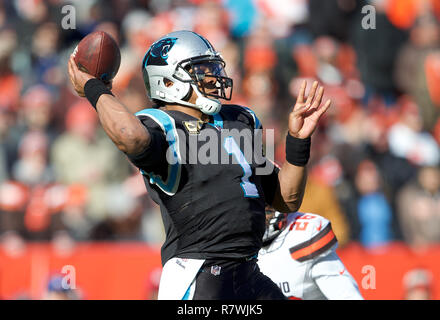 Cleveland, Ohio, USA. 9th Dec, 2018. Cleveland Browns tight end David Njoku  (85) and Carolina Panthers outside linebacker Thomas Davis (58) at the NFL  football game between the Carolina Panthers and the