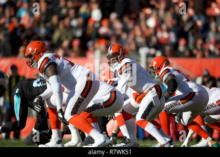 Cleveland, Ohio, USA. 9th Dec, 2018. Cleveland Browns tight end David Njoku  (85) and Carolina Panthers outside linebacker Thomas Davis (58) at the NFL  football game between the Carolina Panthers and the