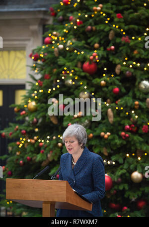 10 Downing Street, London, UK. 12 December, 2018. British Prime Minister Theresa May enters No. 10 after announcing that a vote of no confidence has been sparked and that she will fight the challenge to her leadership after 48 letters were received by the Conservative 1922 Committee. The PM won the ballot on her leadership by 200 votes to 117 on Wednesday evening. Credit: Malcolm Park/Alamy Live News. Stock Photo