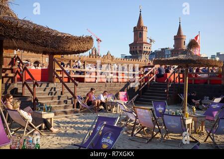 Germany, Berlin, Kreutzberg District, Oberbaum Bridge (Oberbaumbrucke), Coffee terrace near the neo Gothic brick bridge with its towers Stock Photo