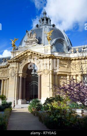 France, Paris, the Petit Palais, built on the occasion of the Universal Exhibition of 1900 by architect Charles Girault, the dome of the main entrance seen from the gardens Stock Photo