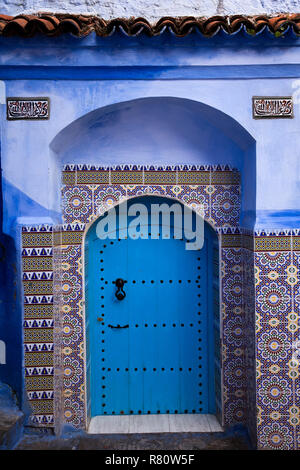 Morocco, Chefchaouen, Zaguia Isawia, Medaka, Al-Isaoia Zaouia, Zaouia Sidi Ahmed Tijani Mosque, built in 1835, tiled doorway Stock Photo