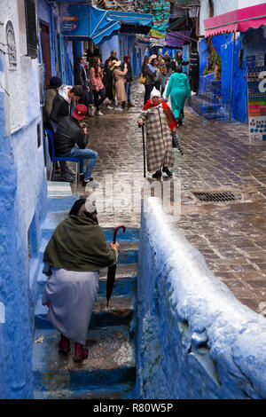 Mc469Morocco, Chefchaouen, Blue City, Calle el Elve, steps rising to busy shopping street. Stock Photo