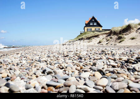 Alt Skagen, house by the sea in dune landscape, pebble beach of Gammel Skagen, Højen, Frederikshavn municipality, Nordjylland Stock Photo