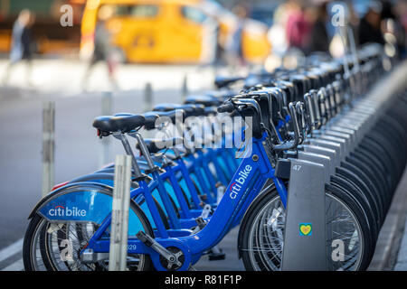 Citi Bike docking station, West 18 Street and 6 Avenue, Manhattan, New York, NY, US Stock Photo