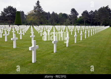 White crosses and graves at the Normandy American Cemetery and Memorial at Omaha Beach, Normandy, France, near Bayeux. Stock Photo