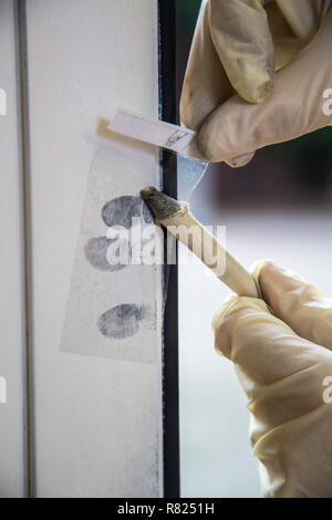 fingerprints securing evidence forensics burglary