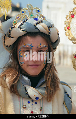 Fondamenta Zattere ai Gesuati, Dorsoduro, Venice, Italy: beautiful young carnevale reveller looks ravishing in her elaborate costume Stock Photo