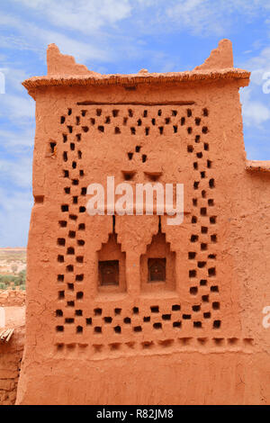 Morocco, Marrakesh, Ouarzazate. Typical adobe building facade with Berber design in the medieval Kasbah Ait Ben haddou. UNESCO World Heritage site. Stock Photo