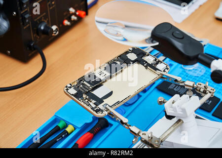 defekt smartphone with repair tool Stock Photo