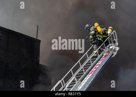 Sao Paulo, Brazil. 12th December, 2018. Fabric store fire March 25 - A fire of great proportions destroyed a fabric store in the region of the 25th of March center of the city of Sao Paulo this morning 12 Credit: AGIF/Alamy Live News Stock Photo