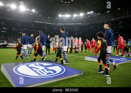 Gelsenkirchen, Deutschland. 11th Dec, 2018. firo: 11.12.2018, Football, Champions League, Season 2018/2019, FC Schalke 04 - Lokomotiv Moscow, 1: 0 players enter the field, depositor, Feature, General, | usage worldwide Credit: dpa/Alamy Live News Stock Photo