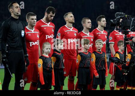 Gelsenkirchen, Deutschland. 11th Dec, 2018. firo: 11.12.2018, Football, Champions League, Season 2018/2019, FC Schalke 04 - Lokomotiv Moscow, 1: 0 players enter the field, | usage worldwide Credit: dpa/Alamy Live News Stock Photo