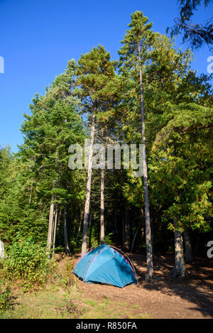 Camp at Provoking Lake East, Highland Backpacking Trail, Algonquin Provincial Park, Ontario, Canada Stock Photo