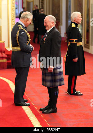 Robert Edwards (right) is made an OBE (Officer of the Order of the British Empire) by the Prince of Wales (left) at Buckingham Palace. Stock Photo