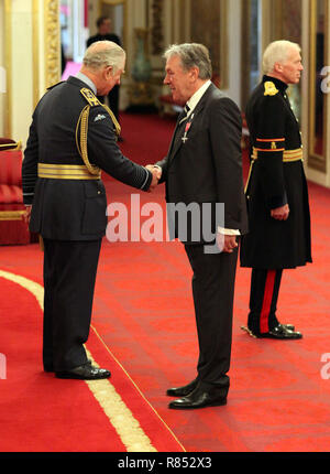 skål træk vejret Børnepalads Tim Bentinck (right) is made an MBE (Member of the Order of the British  Empire) by the Prince of Wales (left) at Buckingham Palace Stock Photo -  Alamy