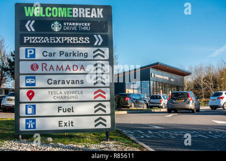 Oxford M40 Motorway Service Station incorporating Starbuck drive thru pizza express and days inn hotel Stock Photo