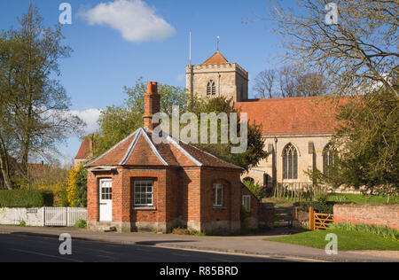 The Old Toll House on the turnpike by Dorchester Bridge over the Thames, with Dorchester Abbey behind, Dorchester-on-Thames, Oxfordshire Stock Photo