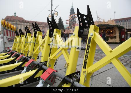 Dresden, Germany. 13th Dec, 2018. A metal barrier of the Israeli company Mifram stands in front of the Dresden Striezelmarkt. After the attack in Dresden's twin city Strasbourg, the authorities consider the protection at Saxony's Christmas markets to be sufficient. Credit: Sebastian Kahnert/dpa-Zentralbild/dpa/Alamy Live News Stock Photo