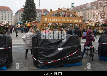 Dresden, Germany. 13th Dec, 2018. Mobile barriers stand in front of Dresden's Striezelmarkt. After the attack in Dresden's twin city Strasbourg, the authorities consider the protection at Saxony's Christmas markets to be sufficient. Credit: Sebastian Kahnert/dpa-Zentralbild/dpa/Alamy Live News Stock Photo
