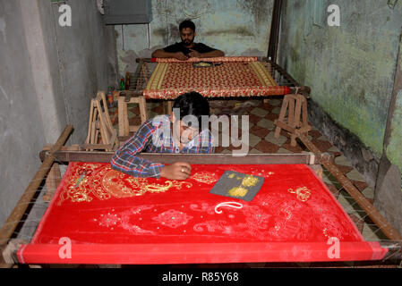 (181213) -- DHAKA, Dec. 13, 2018 () -- A weaver makes saree, a ...