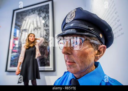 London, UK. 13th December, 2018. Beyond Reality (13th – 28th December), a collective show of world-leading hyperrealist artists at Opera Gallery, New Bond Street. Credit: Guy Bell/Alamy Live News Stock Photo