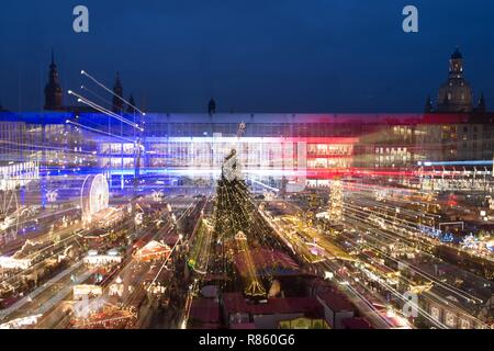 Dresden, Germany. 13th Dec, 2018. Behind Dresden's Striezelmarkt, the Kulturpalast is illuminated in the French national colours blue, white and red (zoom effect) to commemorate the victims of the Strasbourg attack. With the visible sign of mourning, the city of Dresden wants to show solidarity with the people in the French twin city. (to dpa 'Dresden Palace of Culture shines in French national colours' of 13.12.2018) Credit: Sebastian Kahnert/dpa-Zentralbild/dpa/Alamy Live News Stock Photo