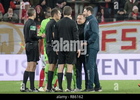 Mainz, Deutschland. 09th Dec, 2018. referee Robert HARTMANN (GER, 2.left to right) after the final whistle in conversation with coach Sandro SCHWARZ (MZ) (right) and sports manager Horst HELDT (manager, H, 2nd from right) from Hanover 96; Discussion; Dialog; Soccer 1. Bundesliga, Season 2018/2019, 14. matchday, FSV FSV Mainz 05 (MZ) - Hanover 96 (H) 1: 1, 9/12/2018 in Mainz/Germany. DFL regulations prohibit any use of images as image sequences and/or quasi-video | usage worldwide Credit: dpa/Alamy Live News Stock Photo