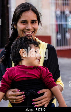A Mexican mother and child - GUANAJUATO, MEXICO Stock Photo