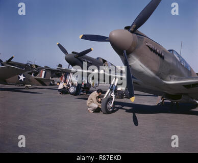 P-51 Fighter Planes Being Prepared for Test Flight, North American Aviation, Inc., Inglewood, California, USA, Alfred T Palmer, U.S. Office of War Information, October 1942 Stock Photo