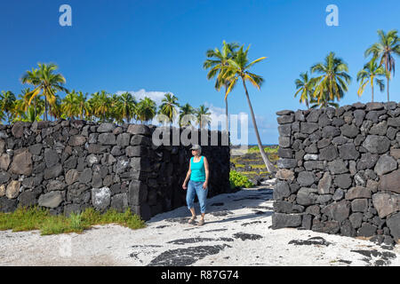 Honaunau, Hawaii - Stones fitted without mortar make up the 400-year-old great wall at Pu'uhonua o Honaunau National Historical Park. In ancient Hawai Stock Photo