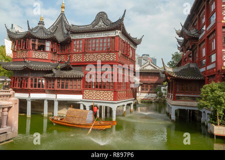 Hu Xin Ting Teahouse in the Yu Yuan (Yuyuan) bazaar, Shanghai, China. Bamboo raft on pond in front of teahouse. Stock Photo