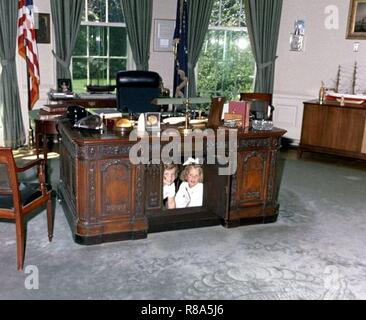 Caroline Kennedy Kerry Kennedy Resolute Desk b (cropped). Stock Photo