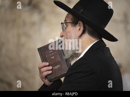 Jerusalem, Israel. 29th Oct, 2018. An Orthodox Jew at the Western Wall in Jerusalem. The Western Wall is considered the holiest place of Judaism. (29 October 2018) | usage worldwide Credit: dpa/Alamy Live News