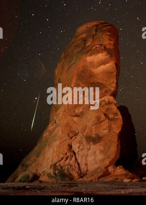 Las Vegas, Nevada, USA. 14th Dec, 2018. A Geminid meteor streaks across the sky over one of the peaks of the Seven Sisters rock formation early December 14, 2018 in the Valley of Fire State Park near Las Vegas, Nevada. The meteor display, known as the Geminid meteor shower because it appears to radiate from near the star Castor in the constellation Gemini, is thought to be the result of debris cast off from an asteroid-like object called 3200 Phaethon. The shower is visible every December. Credit: David Becker/ZUMA Wire/Alamy Live News Stock Photo