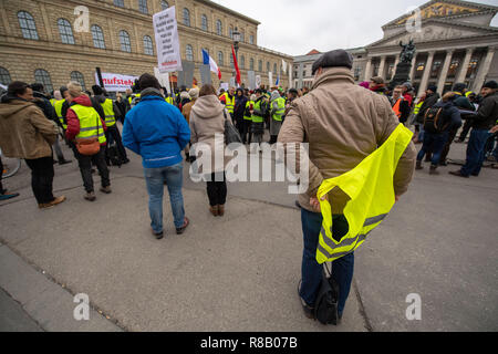 Munich, Germany. 15 December 2018, Bavaria, München: A policeman stands ...