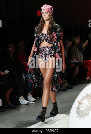 MANHATTAN, NEW YORK CITY, NY, USA - SEPTEMBER 10: Model Taylor Hill walks the runway for Anna Sui during New York Fashion Week: The Shows - September 2018 held at Gallery I at Spring Studios on September 10, 2018 in Manhattan, New York City, New York, United States. (Photo by Xavier Collin/Image Press Agency) Stock Photo