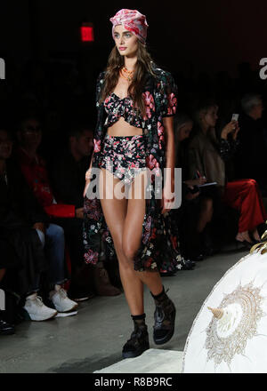 MANHATTAN, NEW YORK CITY, NY, USA - SEPTEMBER 10: Model Taylor Hill walks the runway for Anna Sui during New York Fashion Week: The Shows - September 2018 held at Gallery I at Spring Studios on September 10, 2018 in Manhattan, New York City, New York, United States. (Photo by Xavier Collin/Image Press Agency) Stock Photo