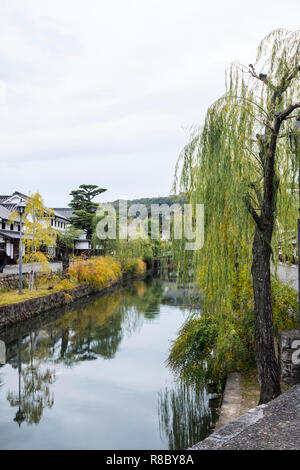 Ancient canal in the Bikan historic disctrict of Kurashiki. Situated in Okayama Prefecture near the Inland Sea, the city has become famous for its int Stock Photo