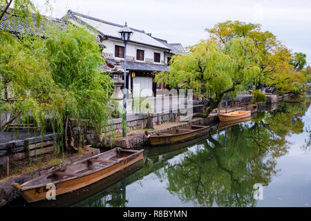 Ancient canal in the Bikan historic disctrict of Kurashiki. Situated in Okayama Prefecture near the Inland Sea, the city has become famous for its int Stock Photo
